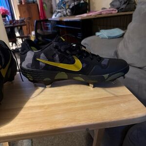 Nike Men's Black and Yellow Camouflage Athletic Shoes